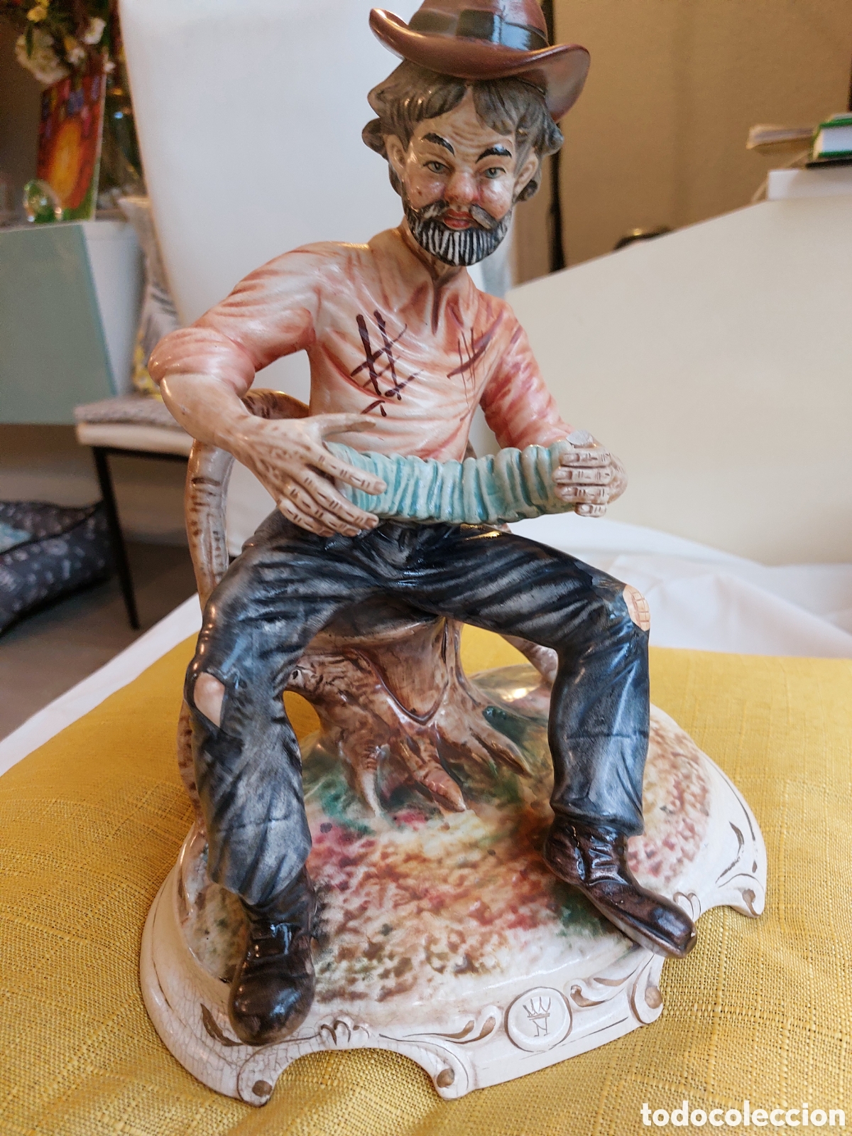 Antig&uuml;edades: Hombre del acorde&oacute;n. Capodimonte. - Foto 1