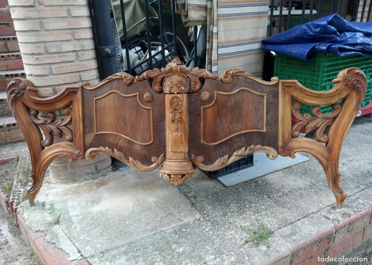 Antig&uuml;edades: Antiguo pie de cama en madera tallada - Foto 1