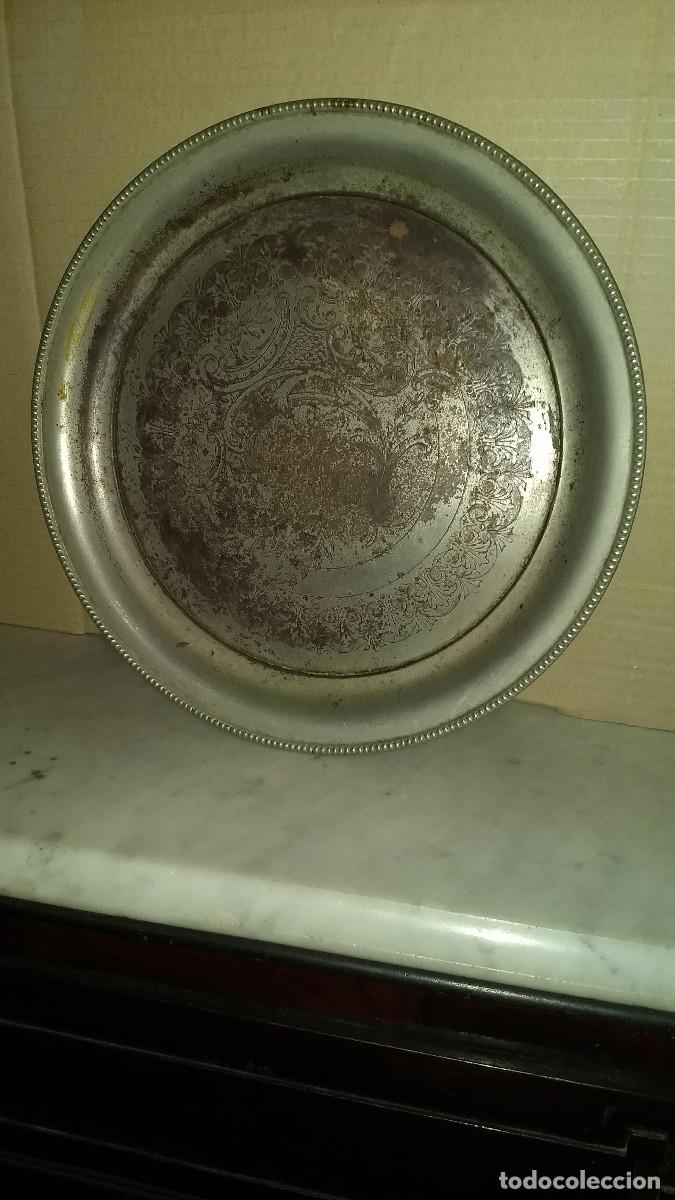 Antig&uuml;edades: Bandeja de metal grabada - Foto 1