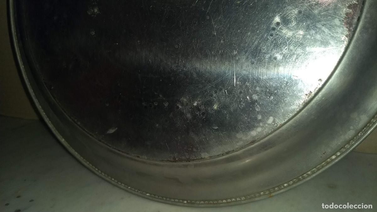 Antig&uuml;edades: Bandeja de metal grabada - Foto 9