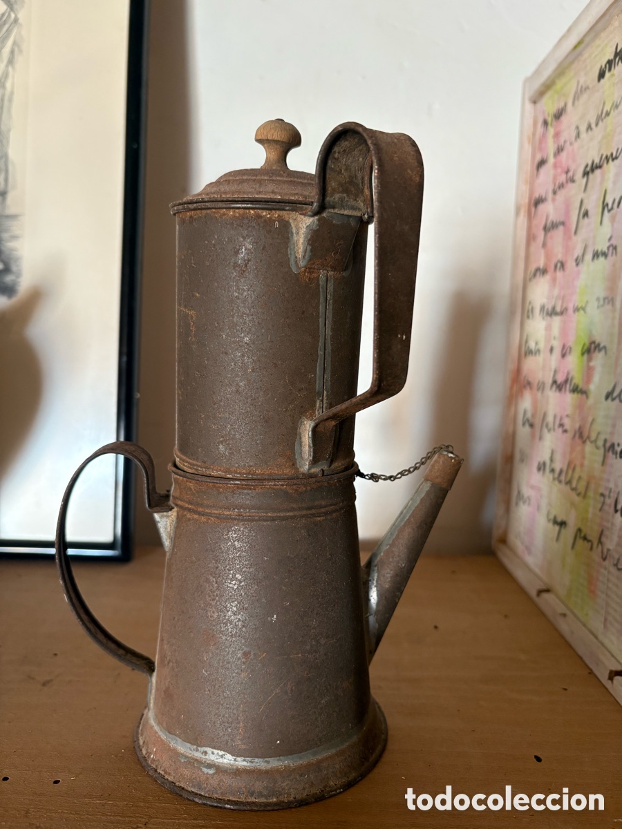 Antig&uuml;edades: cafetera de hierro antigua - Foto 1