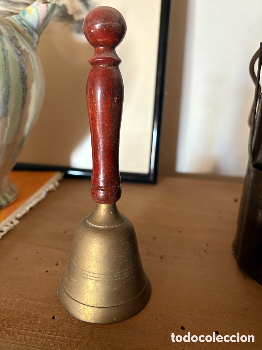 Antig&uuml;edades: campanilla de lat&oacute;n con mango de madera - Foto 1