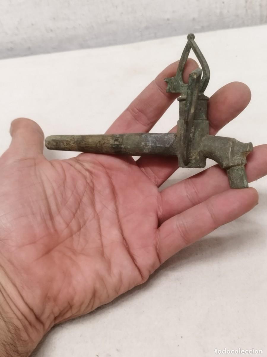 Antig&uuml;edades: Antiguo grifo de bronce o lat&oacute;n. - Foto 1
