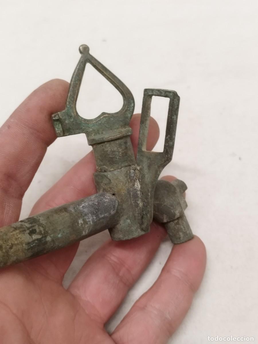 Antig&uuml;edades: Antiguo grifo de bronce o lat&oacute;n. - Foto 2