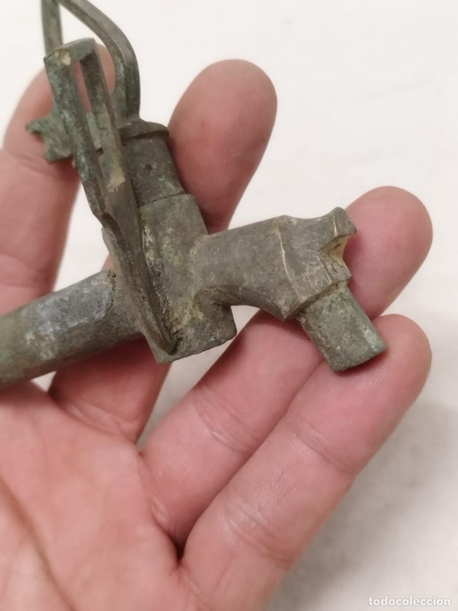 Antig&uuml;edades: Antiguo grifo de bronce o lat&oacute;n. - Foto 3