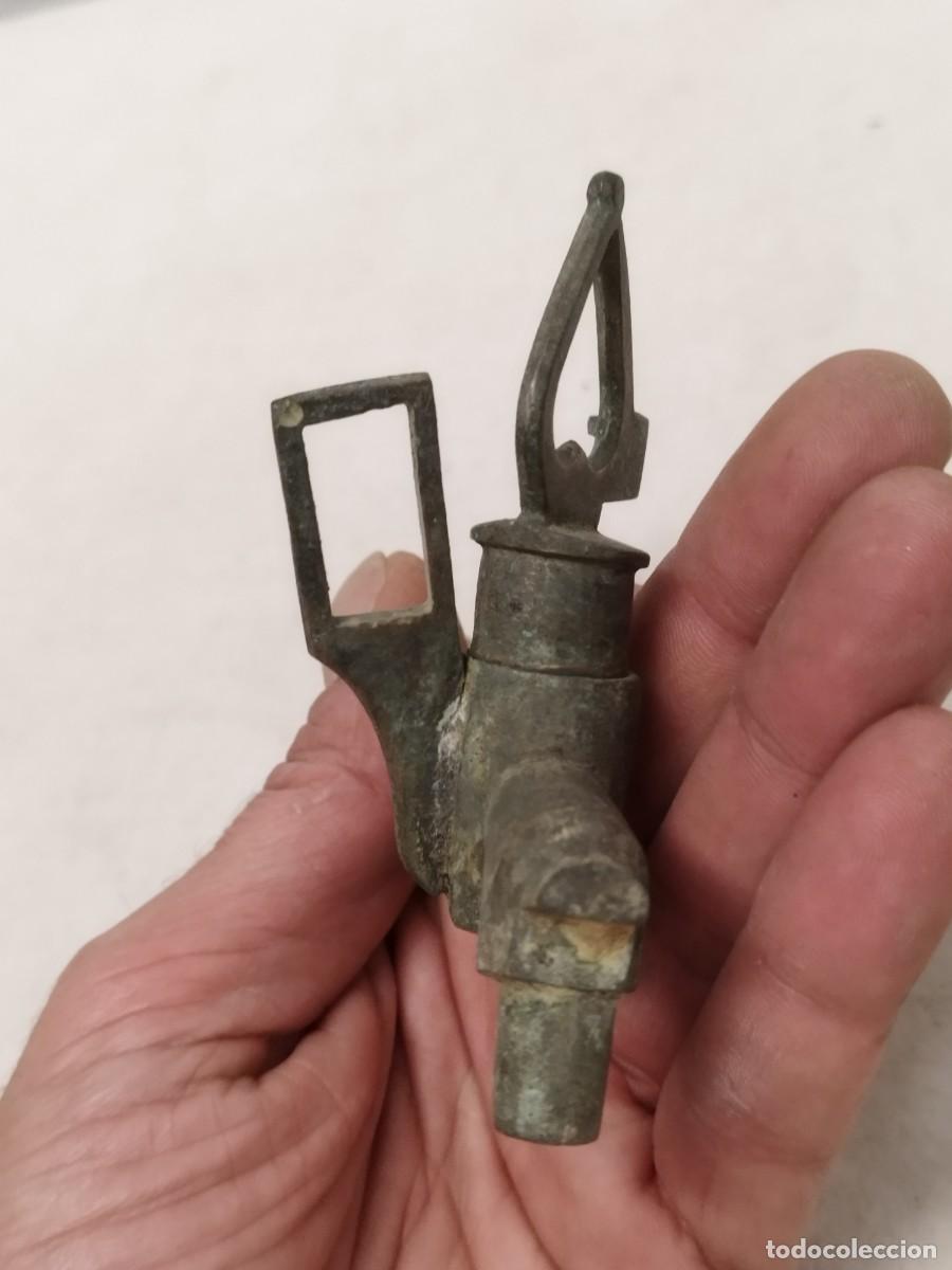 Antig&uuml;edades: Antiguo grifo de bronce o lat&oacute;n. - Foto 4