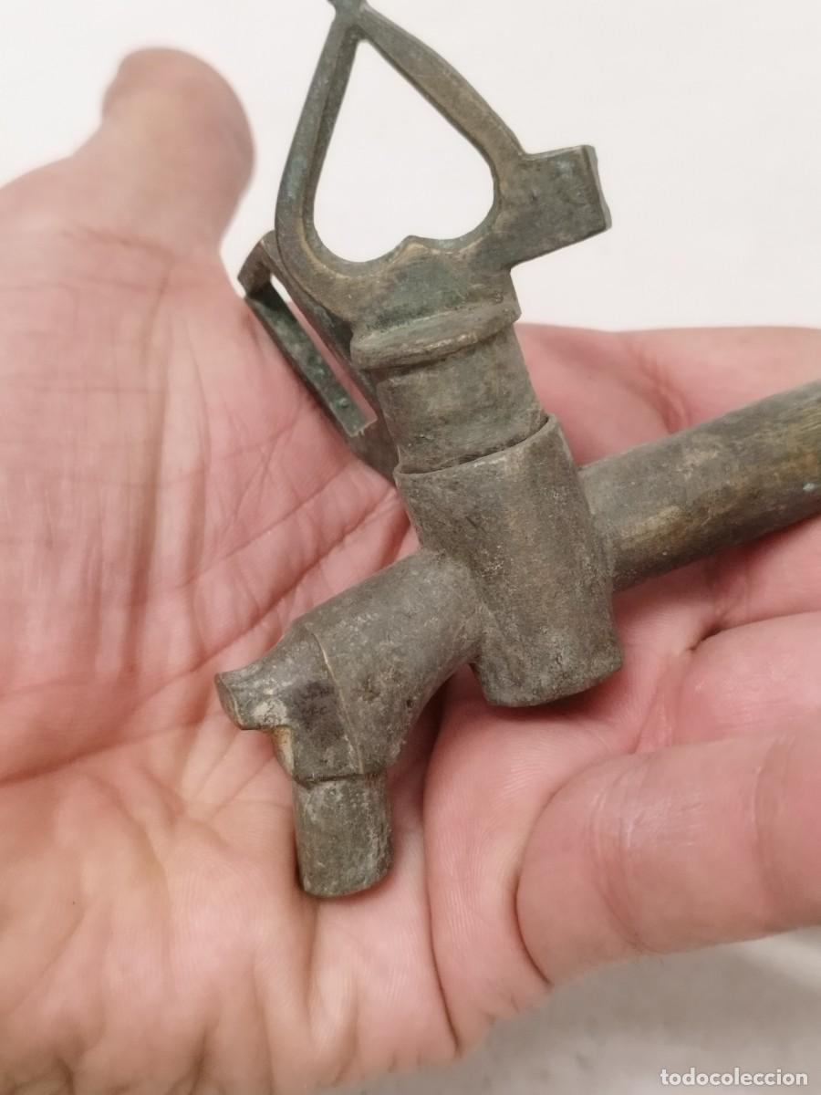 Antig&uuml;edades: Antiguo grifo de bronce o lat&oacute;n. - Foto 5