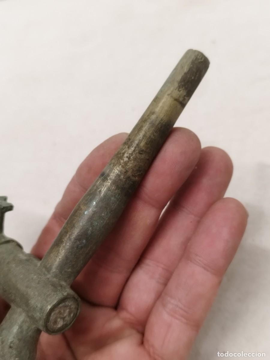 Antig&uuml;edades: Antiguo grifo de bronce o lat&oacute;n. - Foto 7