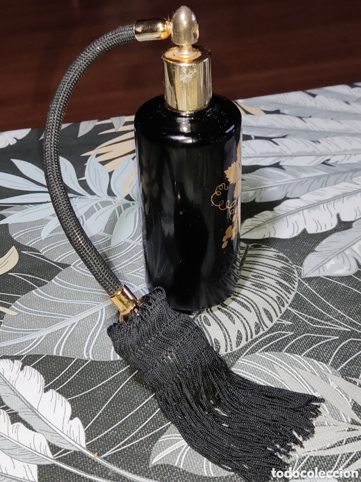 Antig&uuml;edades: Antiguo perfumero de opalina negra con imagen en oro. - Foto 2