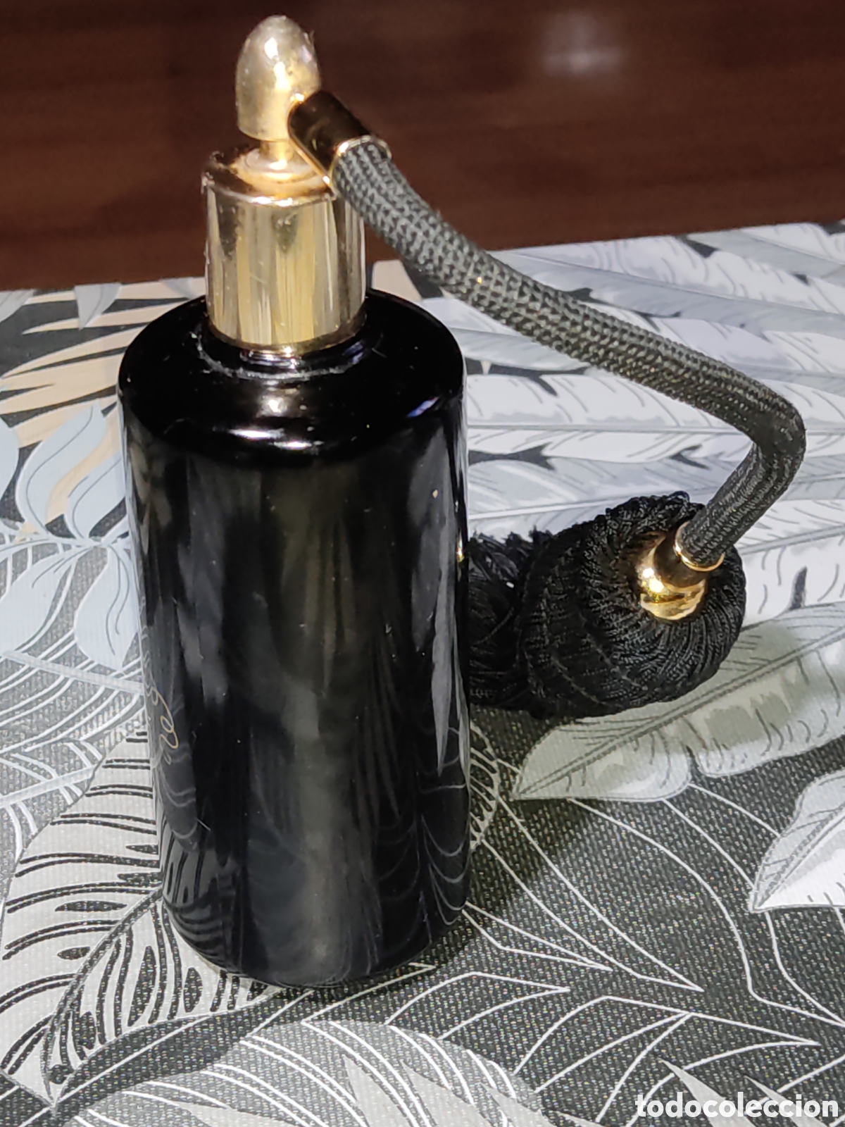 Antig&uuml;edades: Antiguo perfumero de opalina negra con imagen en oro. - Foto 3