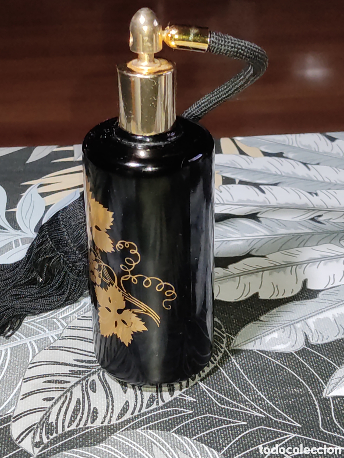 Antig&uuml;edades: Antiguo perfumero de opalina negra con imagen en oro. - Foto 4