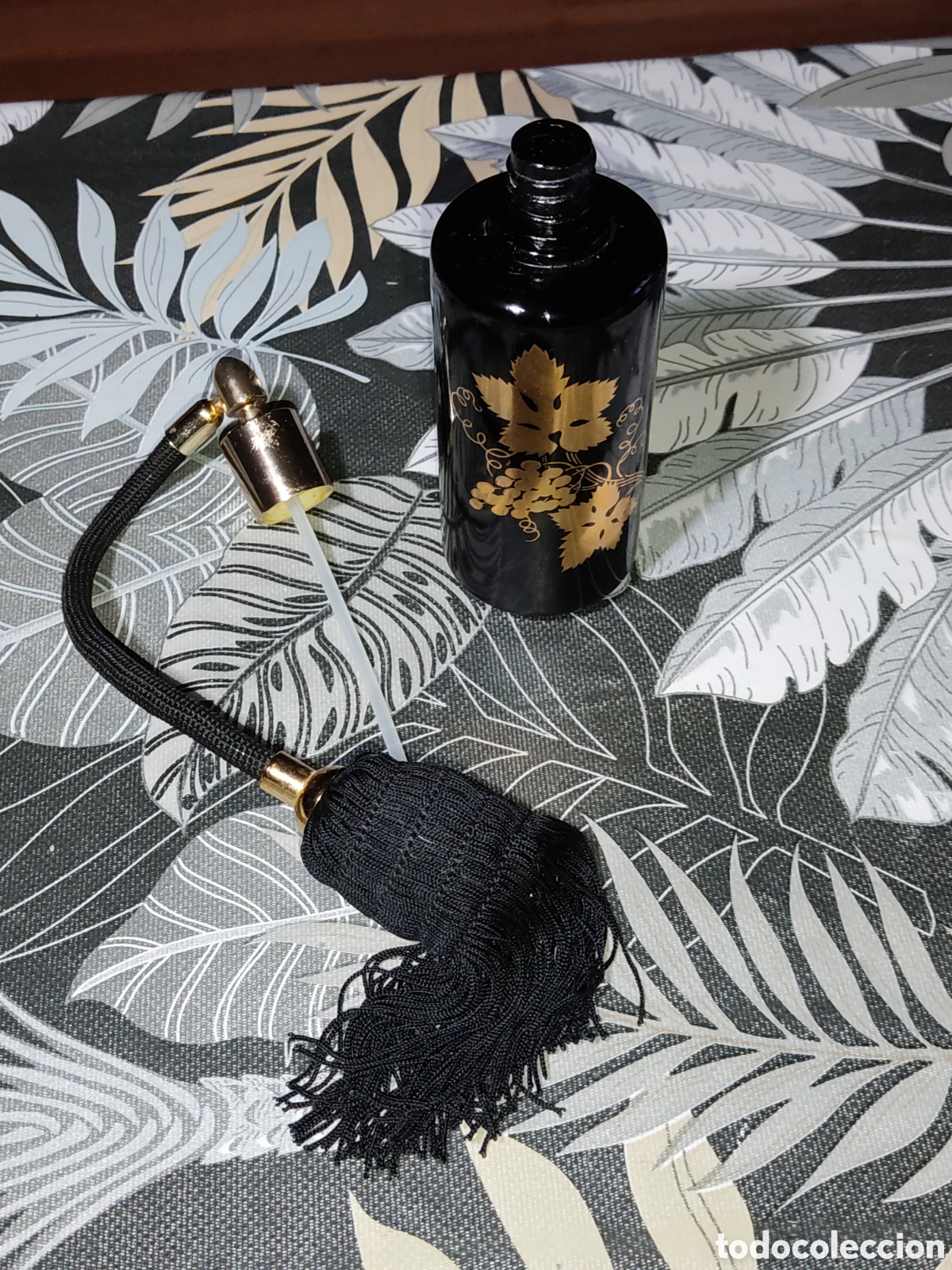 Antig&uuml;edades: Antiguo perfumero de opalina negra con imagen en oro. - Foto 5