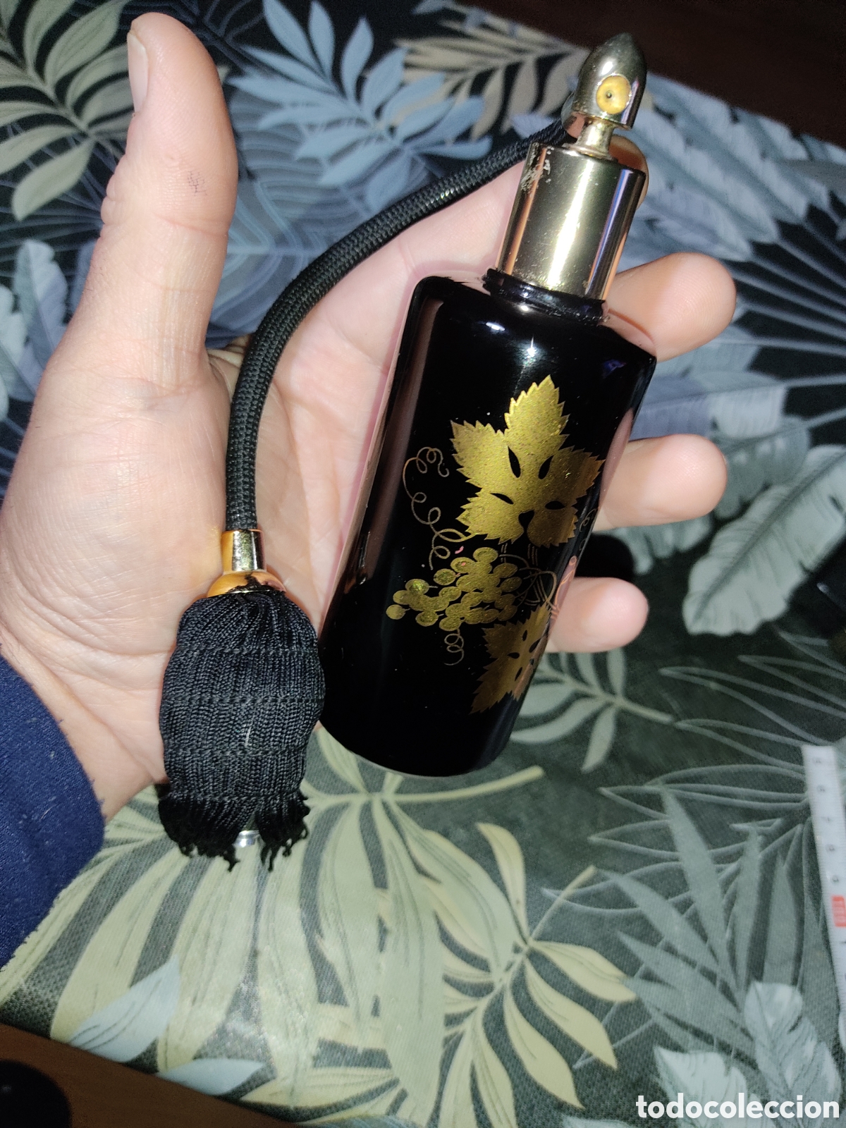 Antig&uuml;edades: Antiguo perfumero de opalina negra con imagen en oro. - Foto 6