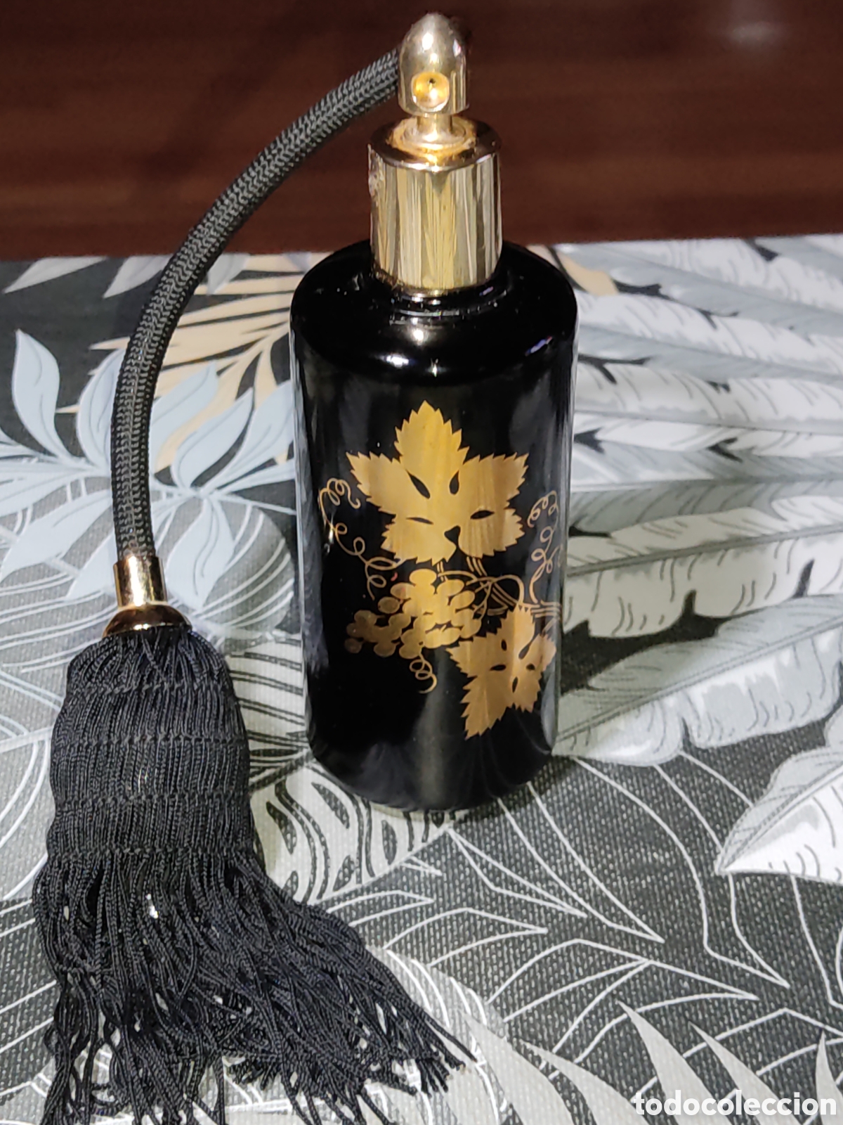 Antig&uuml;edades: Antiguo perfumero de opalina negra con imagen en oro. - Foto 9