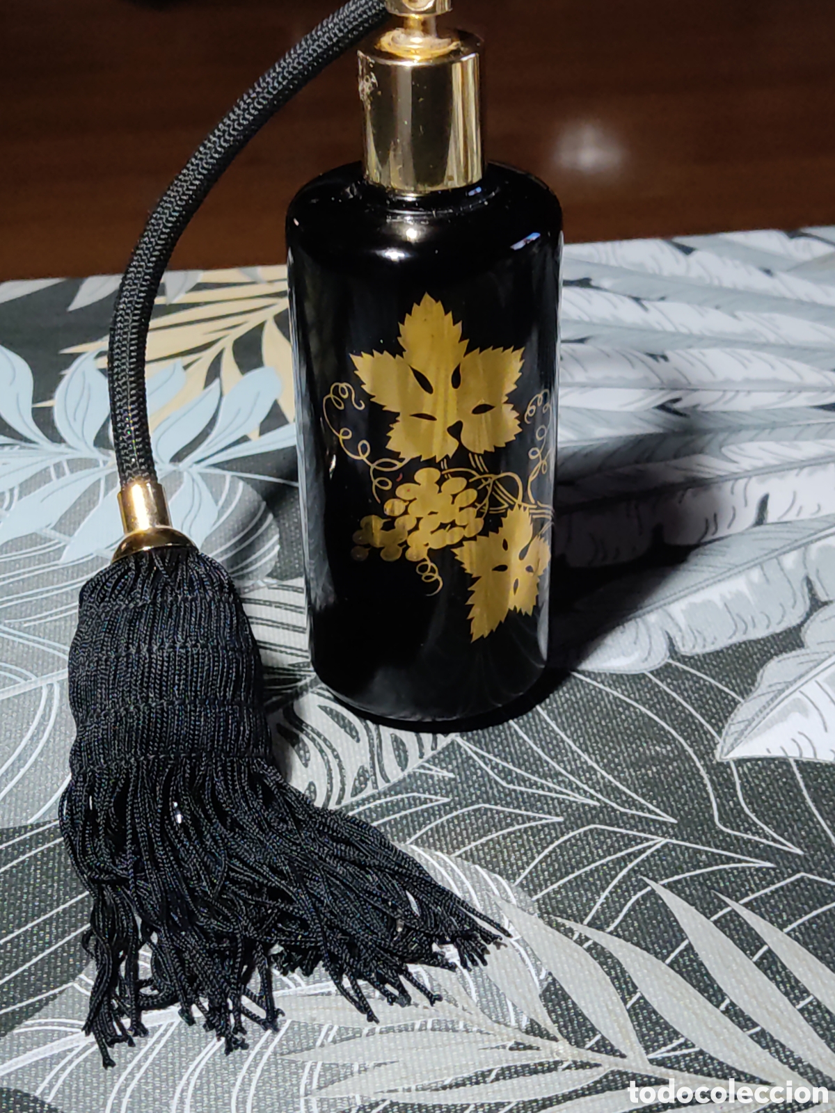 Antig&uuml;edades: Antiguo perfumero de opalina negra con imagen en oro. - Foto 10