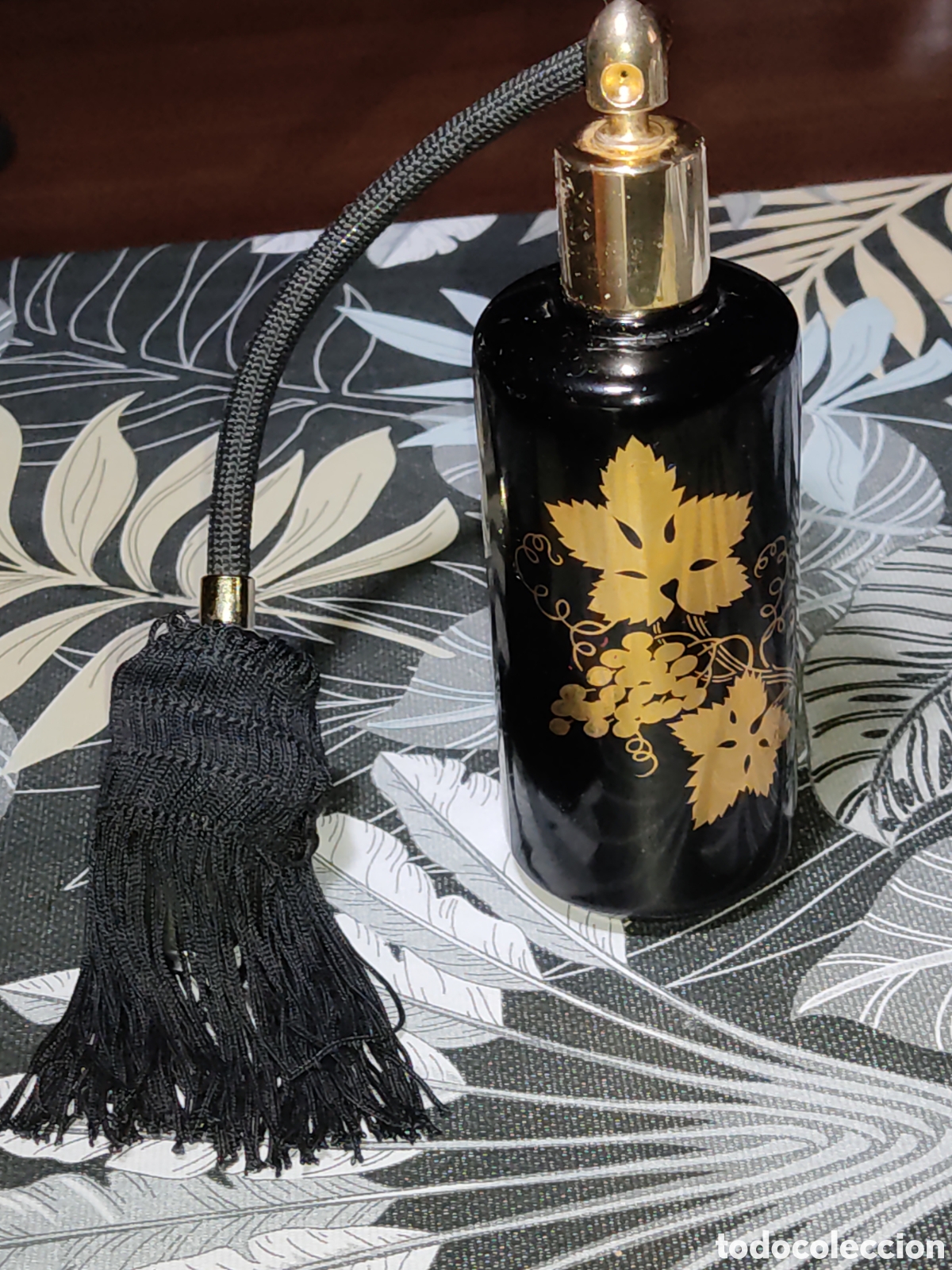 Antig&uuml;edades: Antiguo perfumero de opalina negra con imagen en oro. - Foto 1