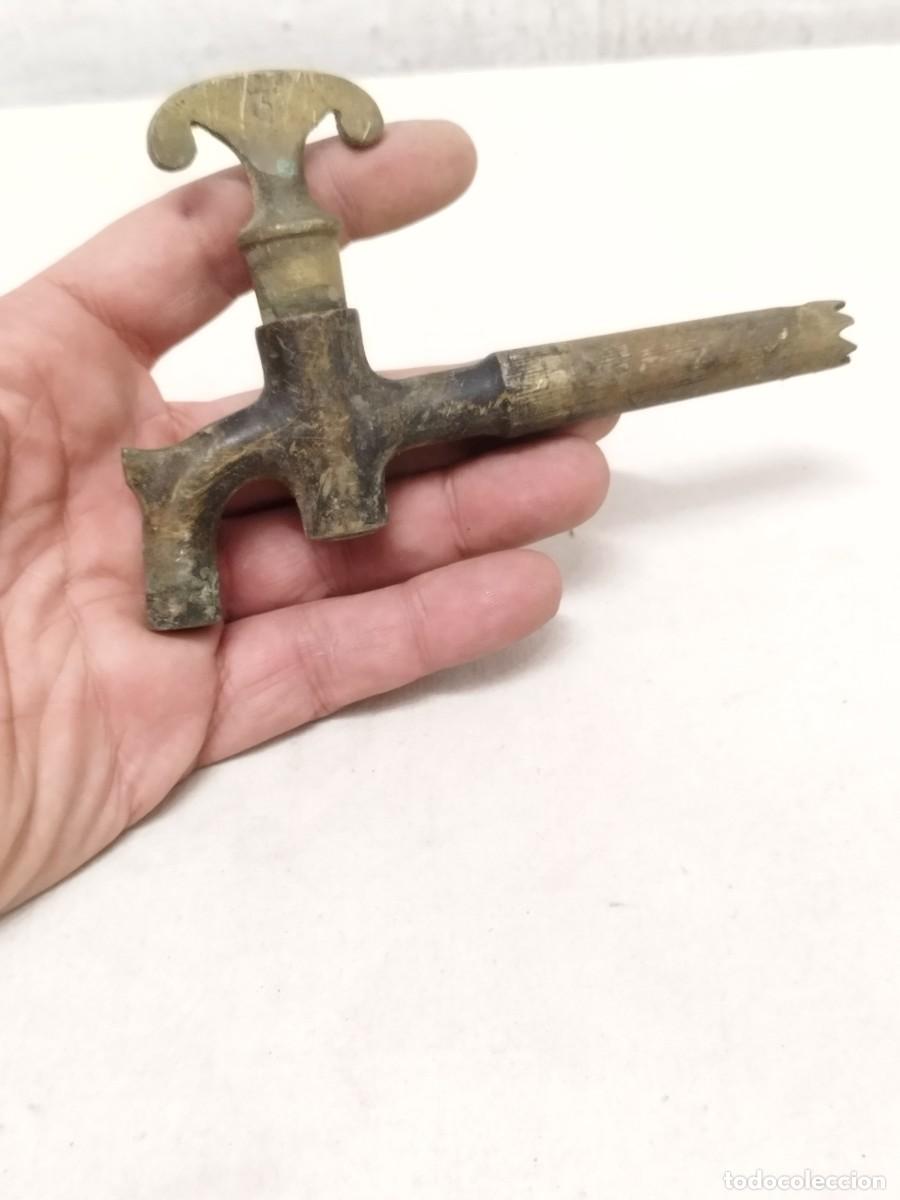 Antig&uuml;edades: Antiguo grifo de bronce o lat&oacute;n. - Foto 1
