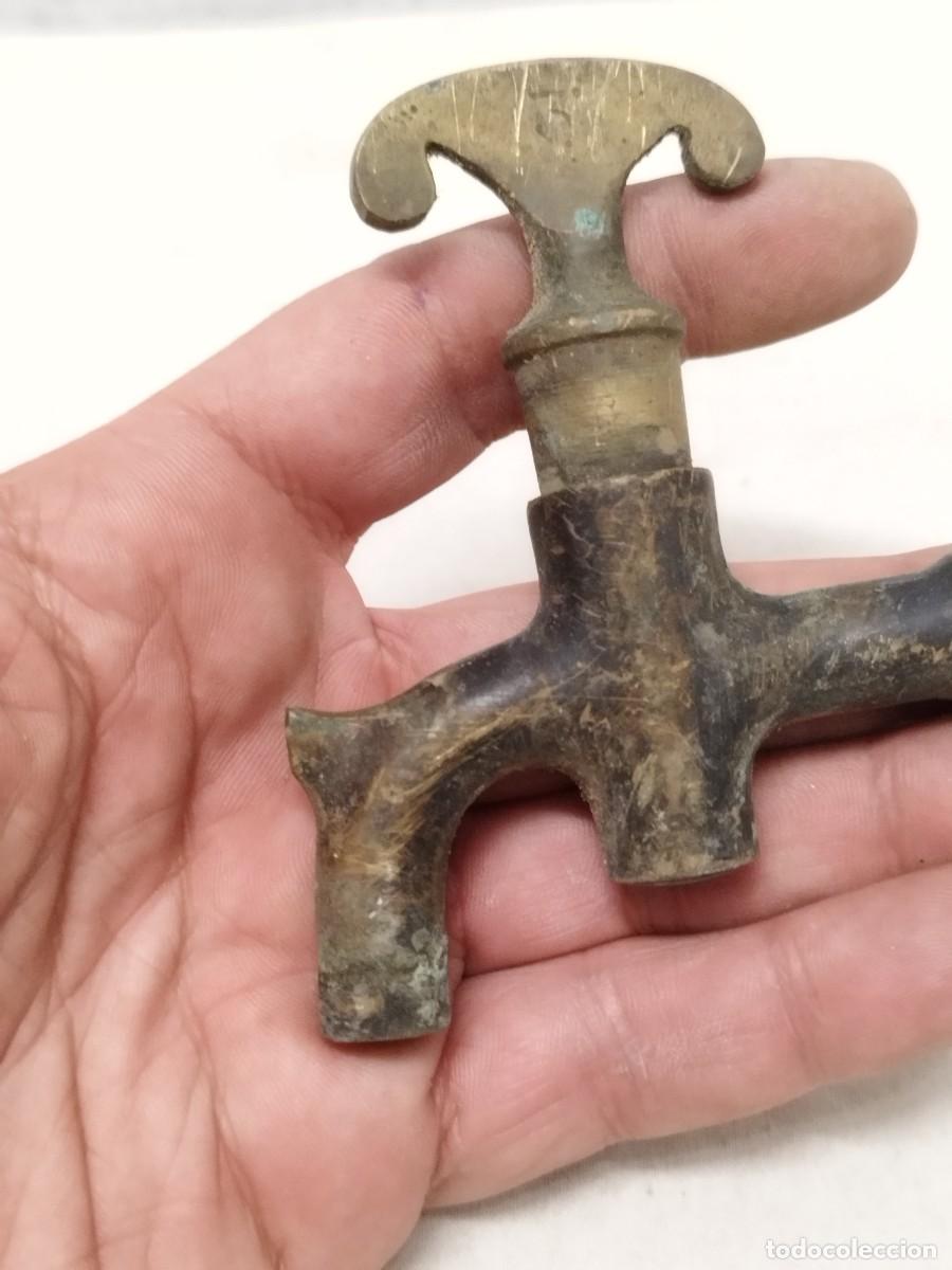Antig&uuml;edades: Antiguo grifo de bronce o lat&oacute;n. - Foto 2