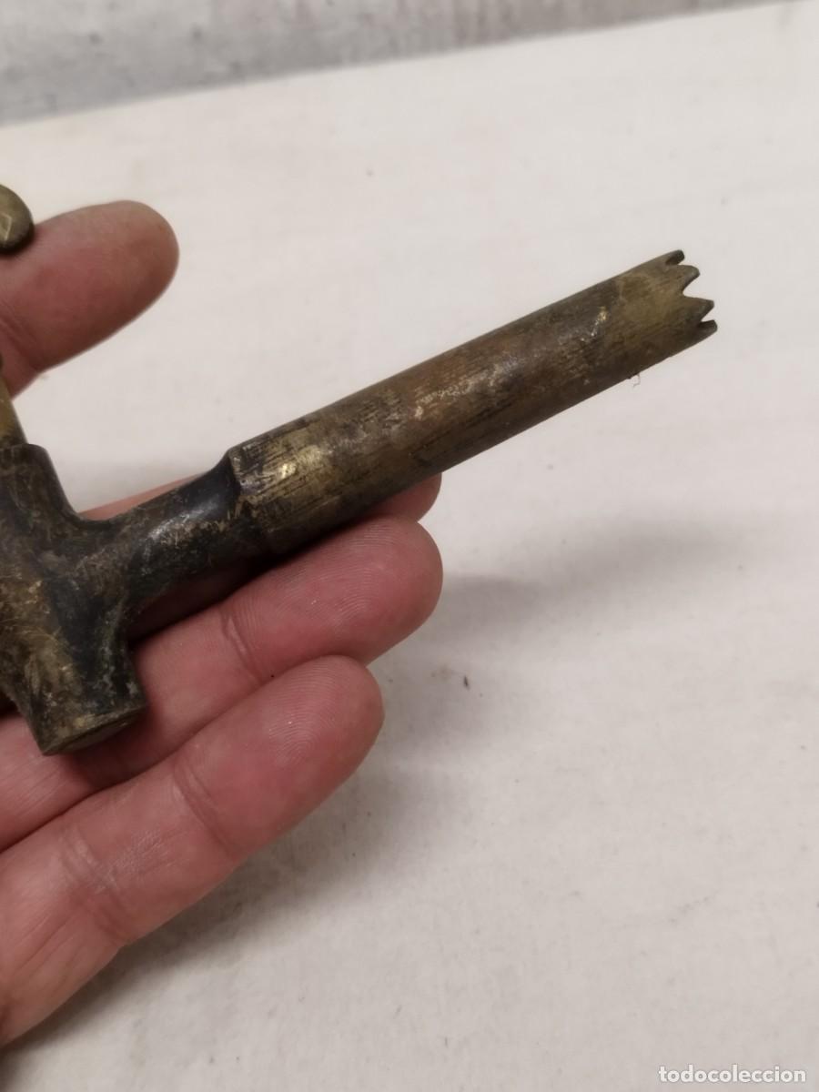 Antig&uuml;edades: Antiguo grifo de bronce o lat&oacute;n. - Foto 3