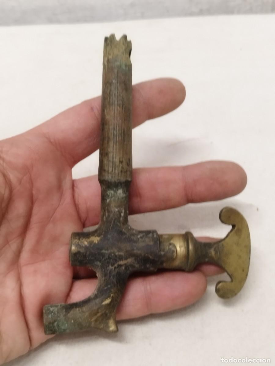 Antig&uuml;edades: Antiguo grifo de bronce o lat&oacute;n. - Foto 5