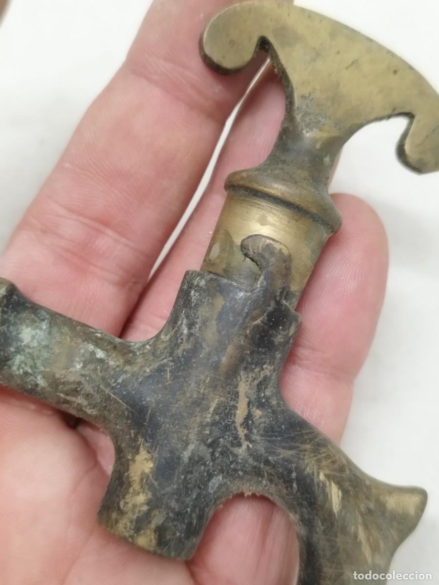 Antig&uuml;edades: Antiguo grifo de bronce o lat&oacute;n. - Foto 7