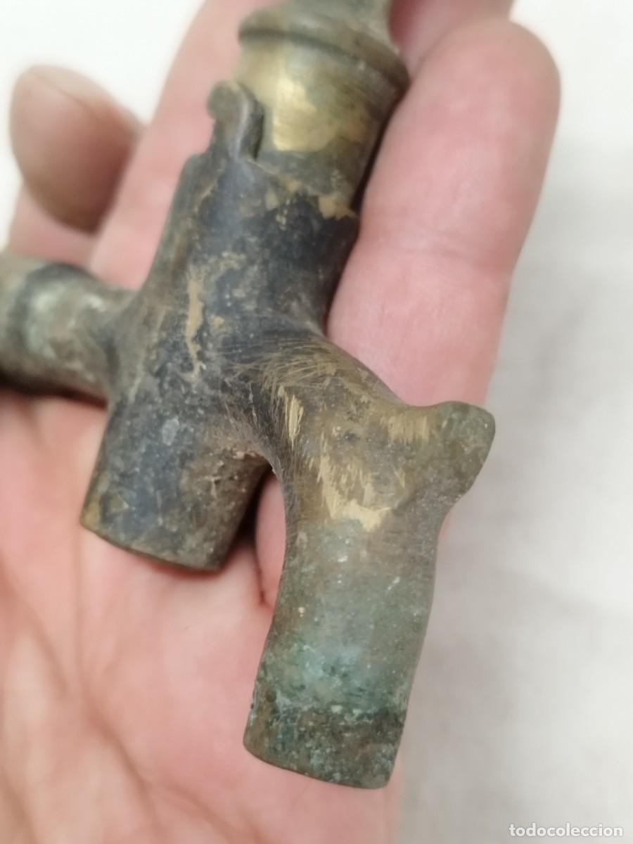 Antig&uuml;edades: Antiguo grifo de bronce o lat&oacute;n. - Foto 8