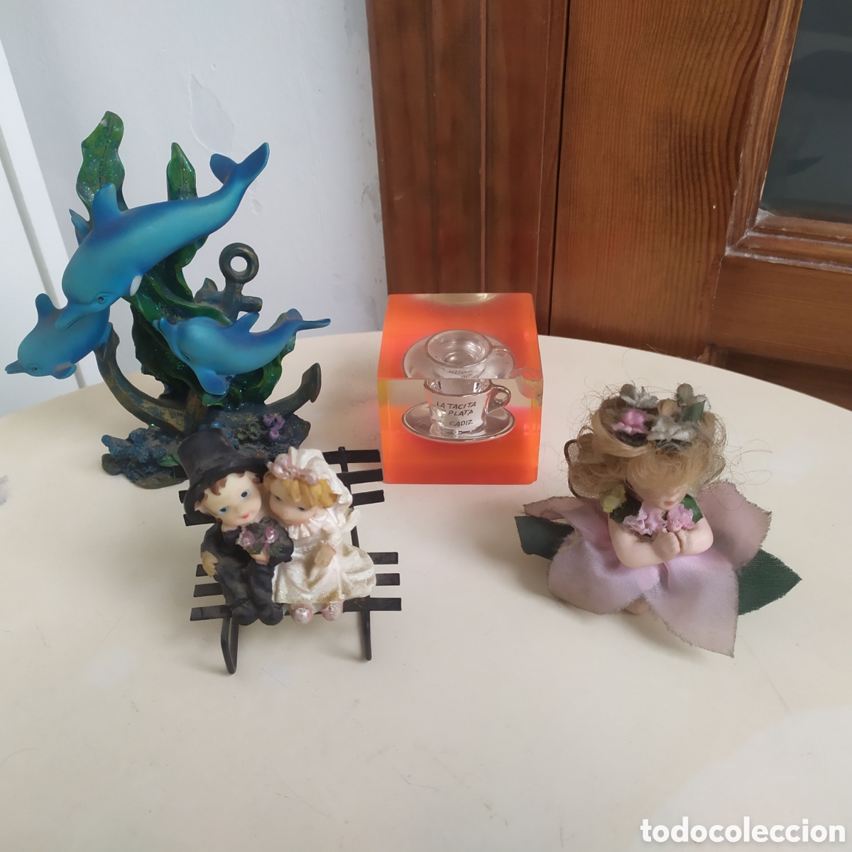 Antig&uuml;edades: Lote de miniaturas en resina, delfines 12 cm altura