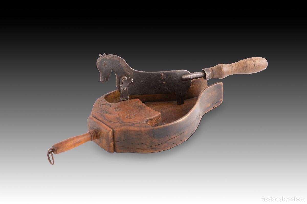 Antiquit&eacute;s: Cortador de chocolate. Madera, metal. siglo XIX.
