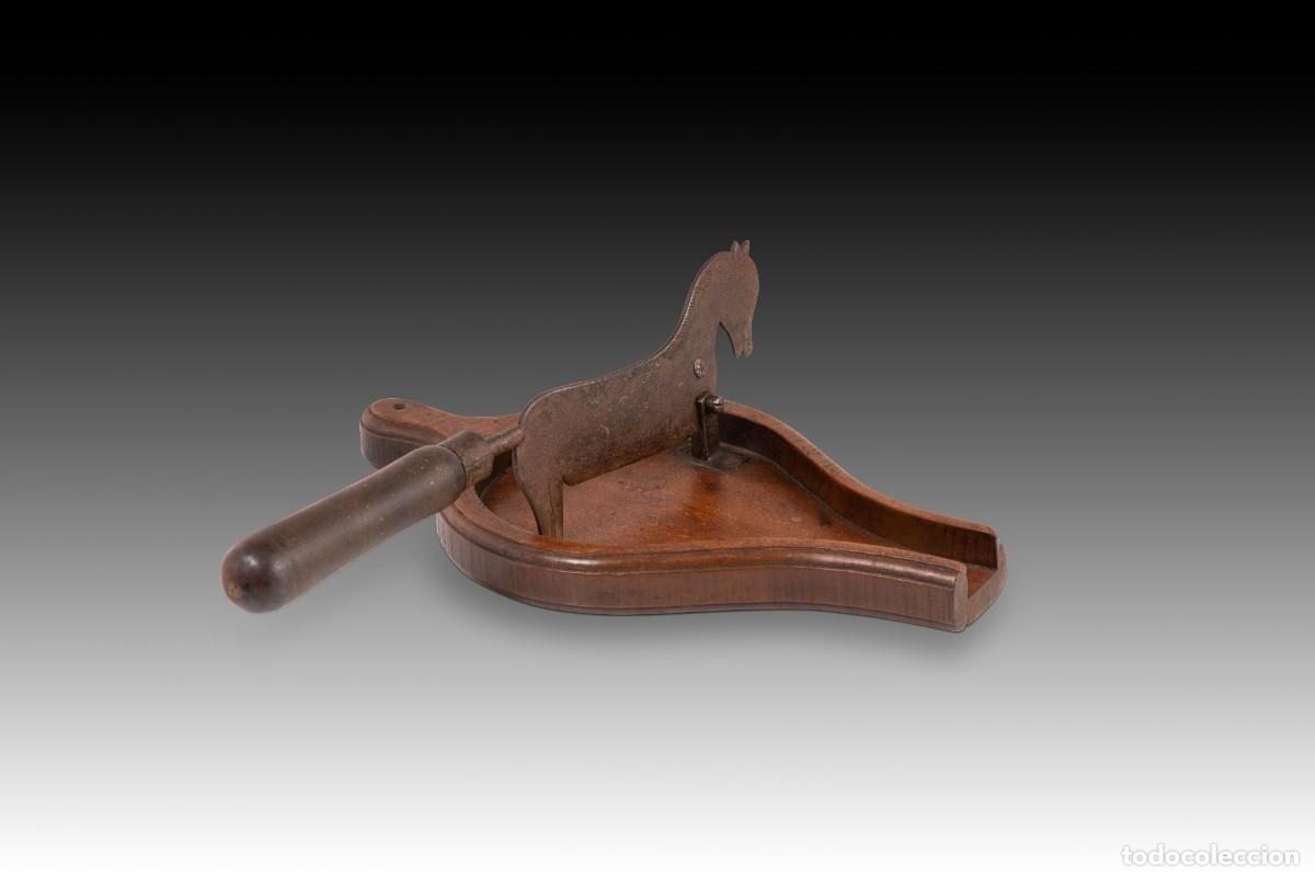 Antiquit&eacute;s: Cortador de chocolate. Madera, metal. Siglo XIX.