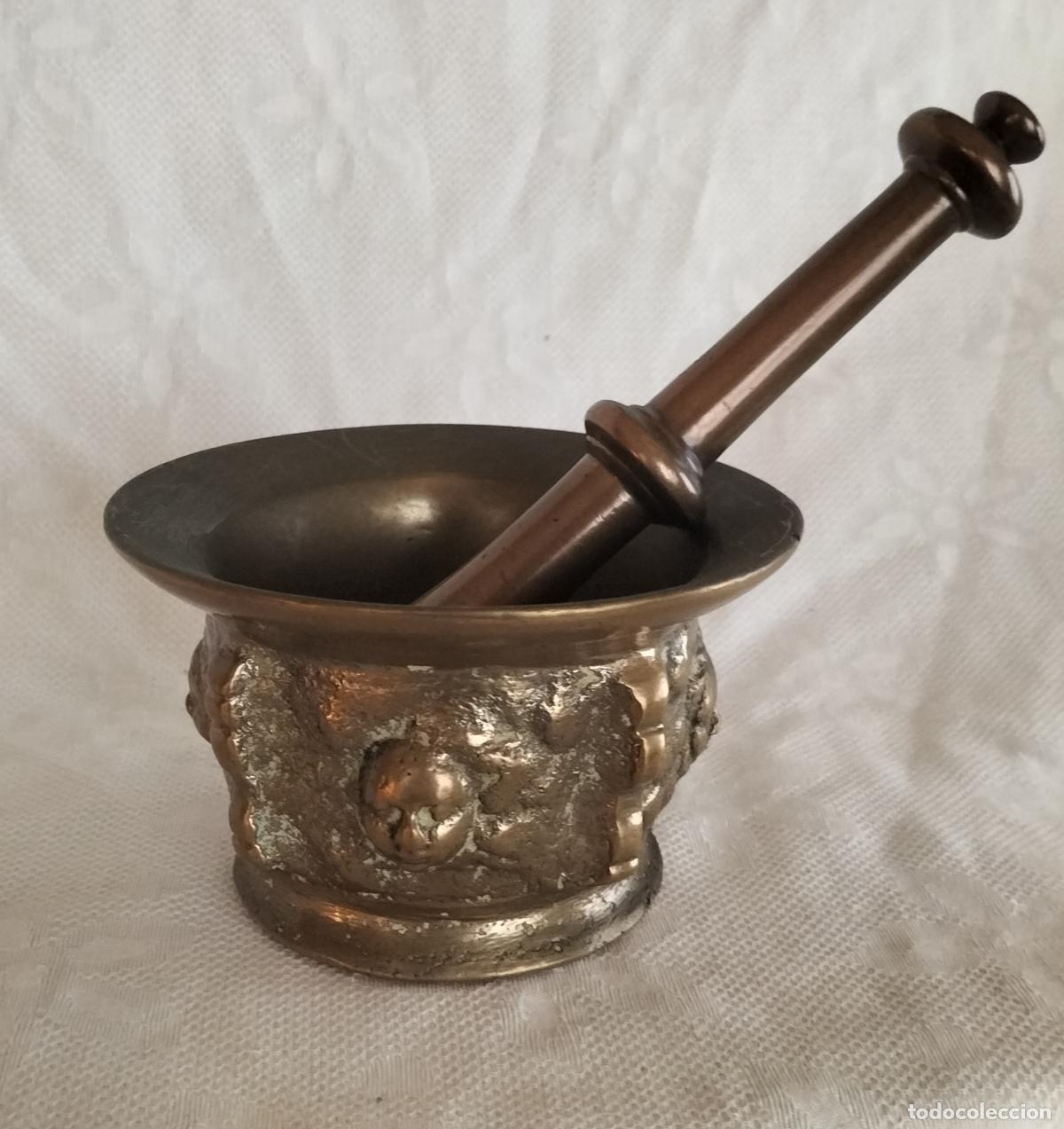 Antig&uuml;edades: MORTERO/ALMIREZ AMTIGUO DE BRONCE DE 4 COSTILLAS - 2.530 g.