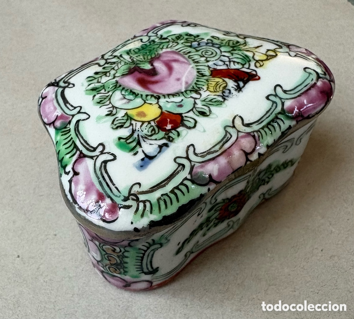 Oggetti Antichi: (L403) Caja de porcelana pintada a mano con flores. Made in China, 5&times;7&times;3 cm