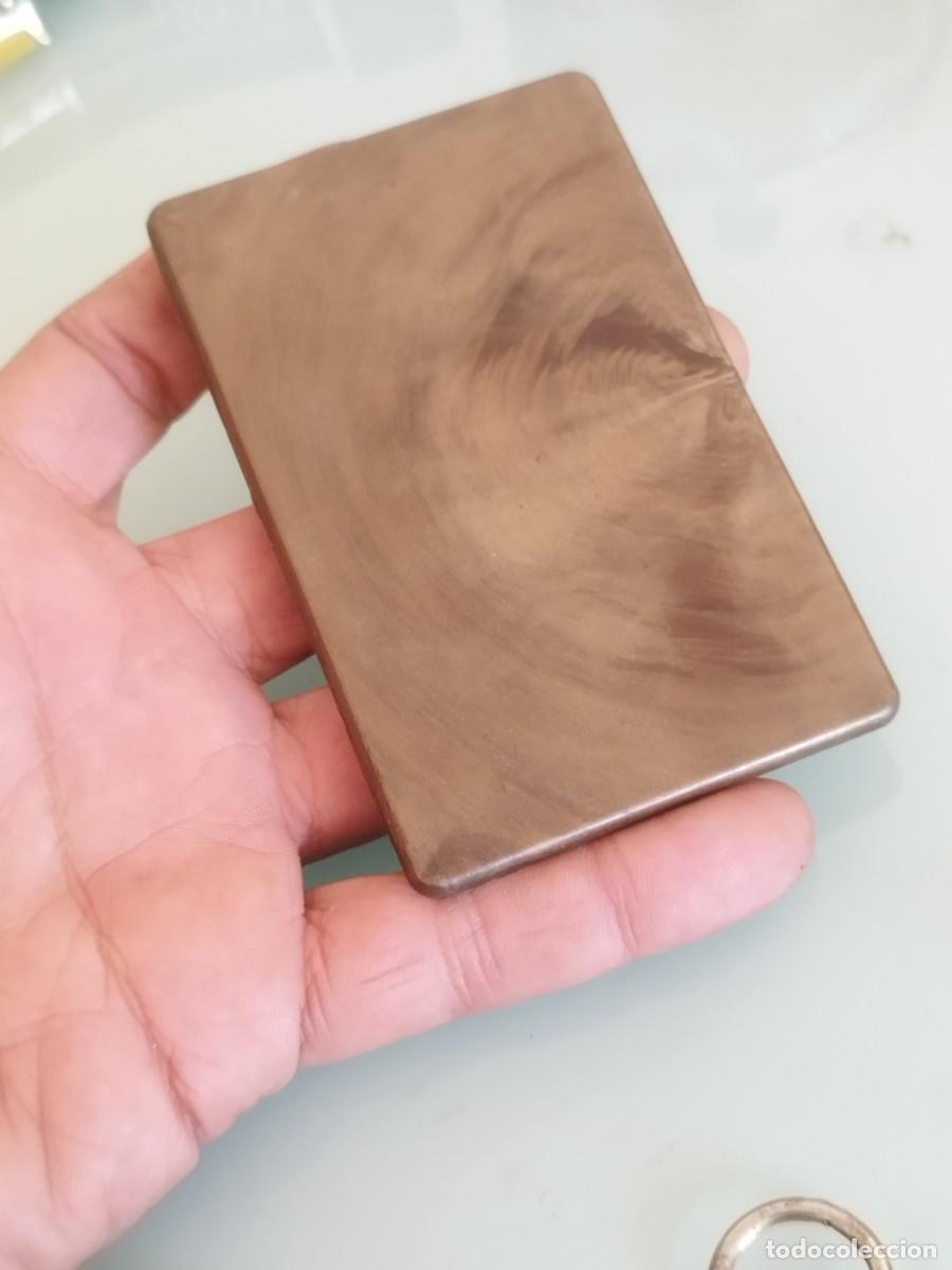 Antiquit&eacute;s: Antigua parte, tapa de objeto. En resina, simulando la veta de la madera.