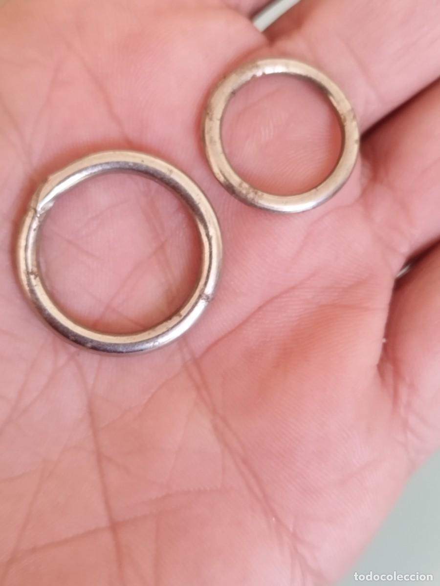Antiquit&eacute;s: Dos antiguas anillas de metal, de diferentes tama&ntilde;os..