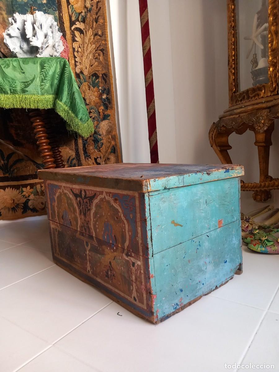 Antig&uuml;edades: Baul marroqu&iacute; pintado a mano. - Foto 2