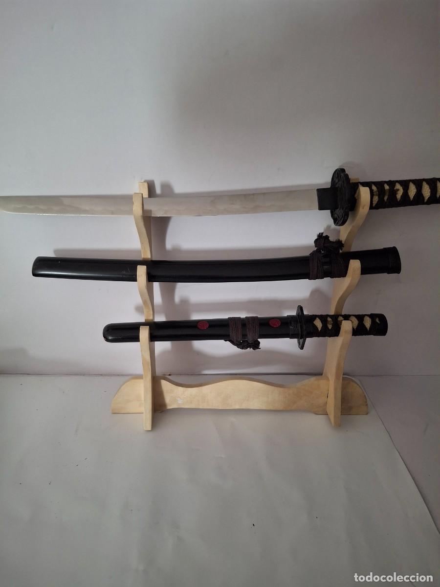 Antig&uuml;edades: EXPOSITOR DE MADERA PARA TRES KATANAS - Foto 1