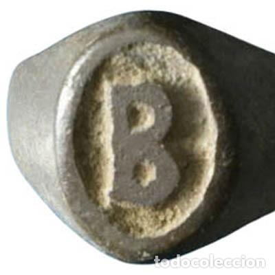 Antig&uuml;edades: 85-Era medieval y cruzados Bronce,Interesante anillo decorado con letra B en bisel-Siglos 11/13 DC