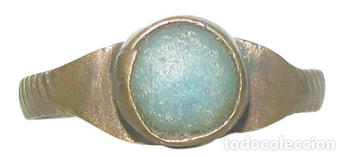 Antig&uuml;edades: 713-Bizantino-Anillo en bronce con bisel engastado con cabuj&oacute;n de piedra azul-16 mm-siglo 8&ordm; /10&ordm; DC
