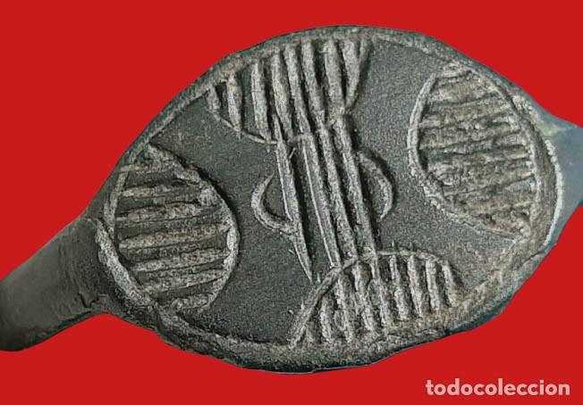 Antig&uuml;edades: 065-Anillo Medieval en bronce con bisel decorado con lineas geom&eacute;tricas-17 mm-siglos 9&ordm; /11&ordm; DC