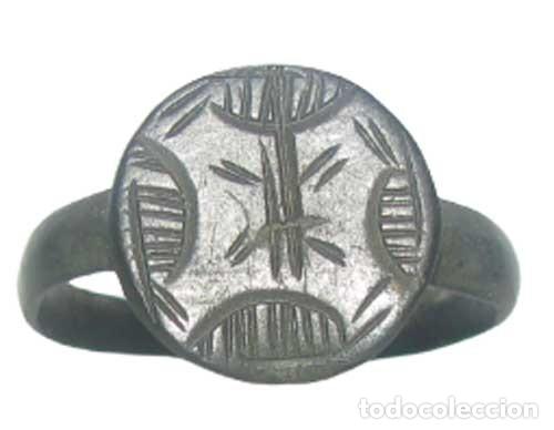 Antig&uuml;edades: 126-Anillo Post-Medieval en bronce con bisel decorado con lineas geom&eacute;tricas-18 mm-siglos 15 /17&ordm; DC