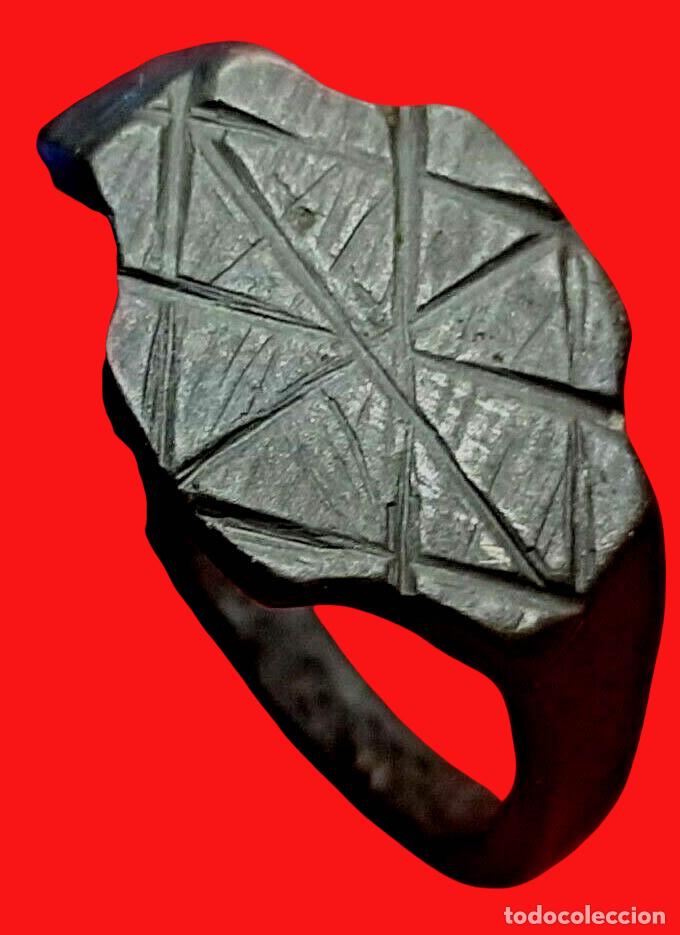 Antig&uuml;edades: 437-&Eacute;poca Medieval-Anillo en bronce con bisel grabado con lineas geom&eacute;tricas-20 mm-siglo 7&ordm; al 9&ordm; DC