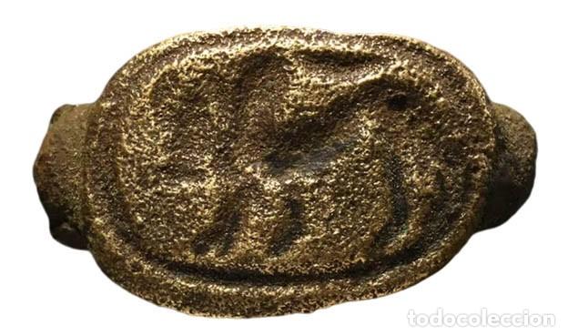 Antig&uuml;edades: 1268-Medieval-Ovalado anillo grabado en el bisel con la imagen de un toro-siglos 6&ordm;/9&ordm; DC.