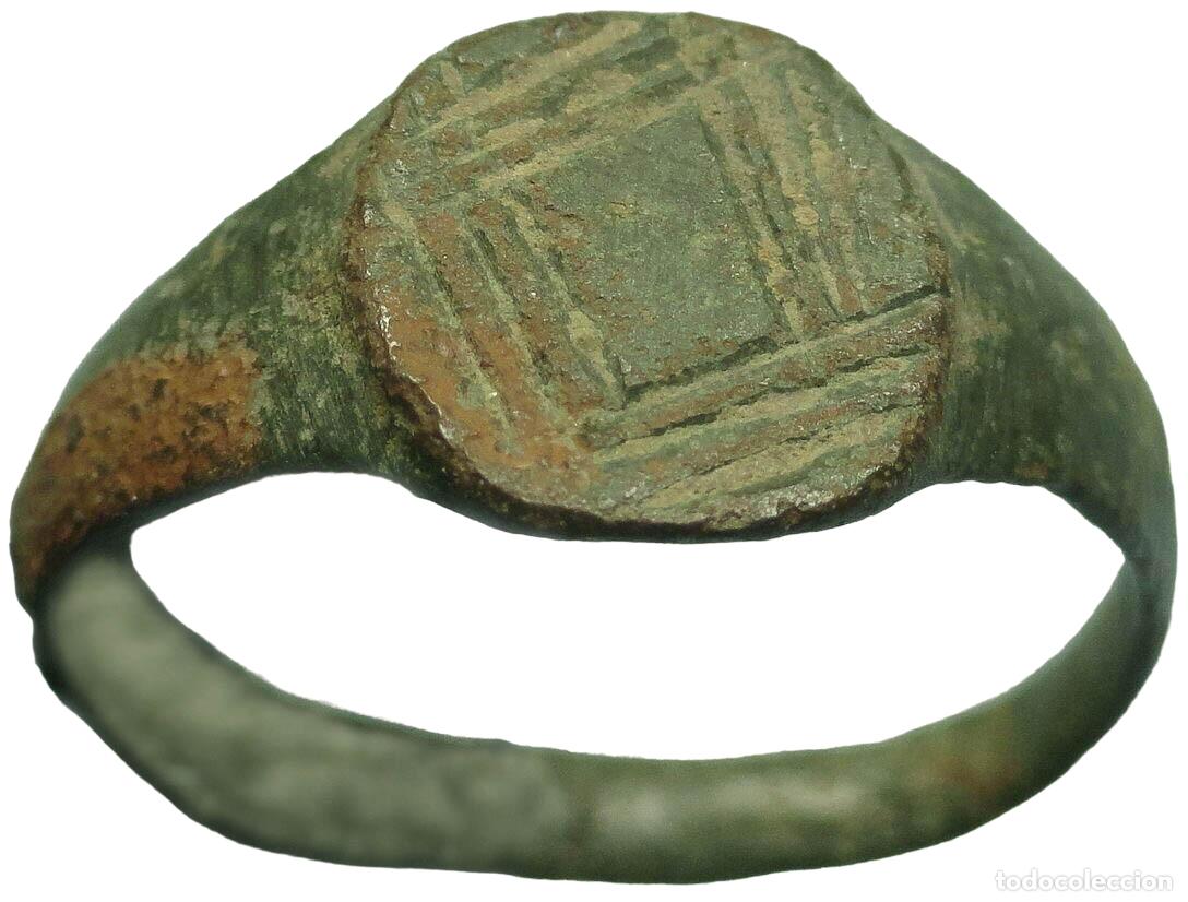 Antig&uuml;edades: 734-Antigua Roma-Bronce-anillo con bisel decorado con patrones de lineas geom&eacute;tricas -17 mm