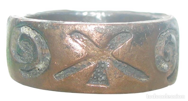 Antig&uuml;edades: 433-Anillo Medieval adornado con m&uacute;ltiples signos troquelados-18 mm-siglos 11&ordm; al 13&ordm; DC
