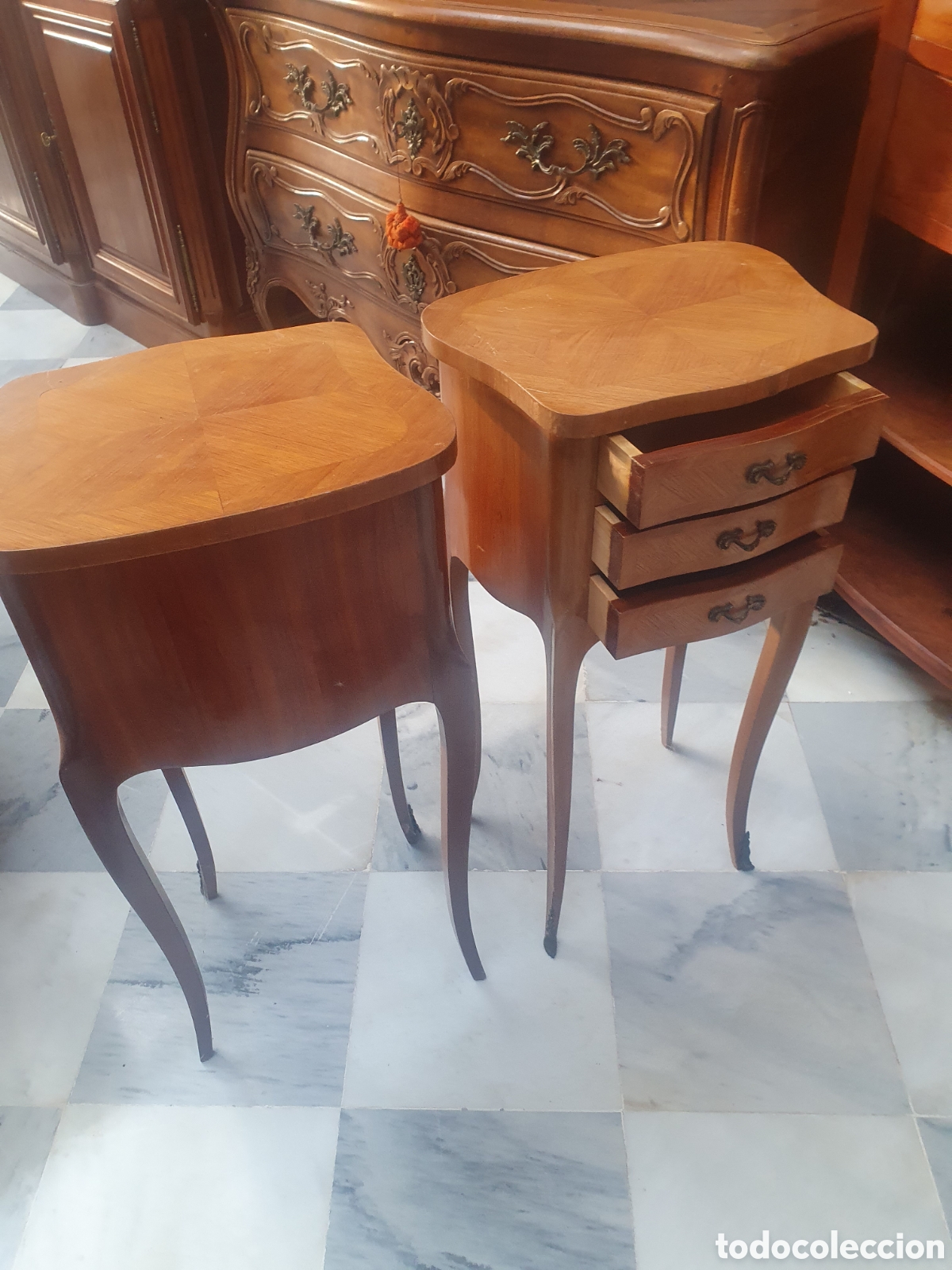 Antig&uuml;edades: Pareja de mesitas de noche - Foto 3