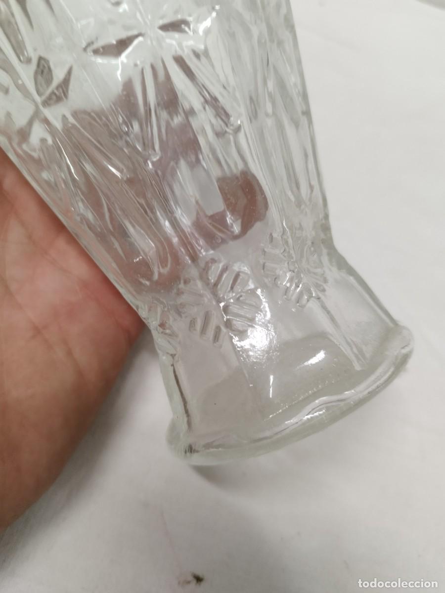 Antig&uuml;edades: Antiguo jarr&oacute;n de cristal trabajado. - Foto 2