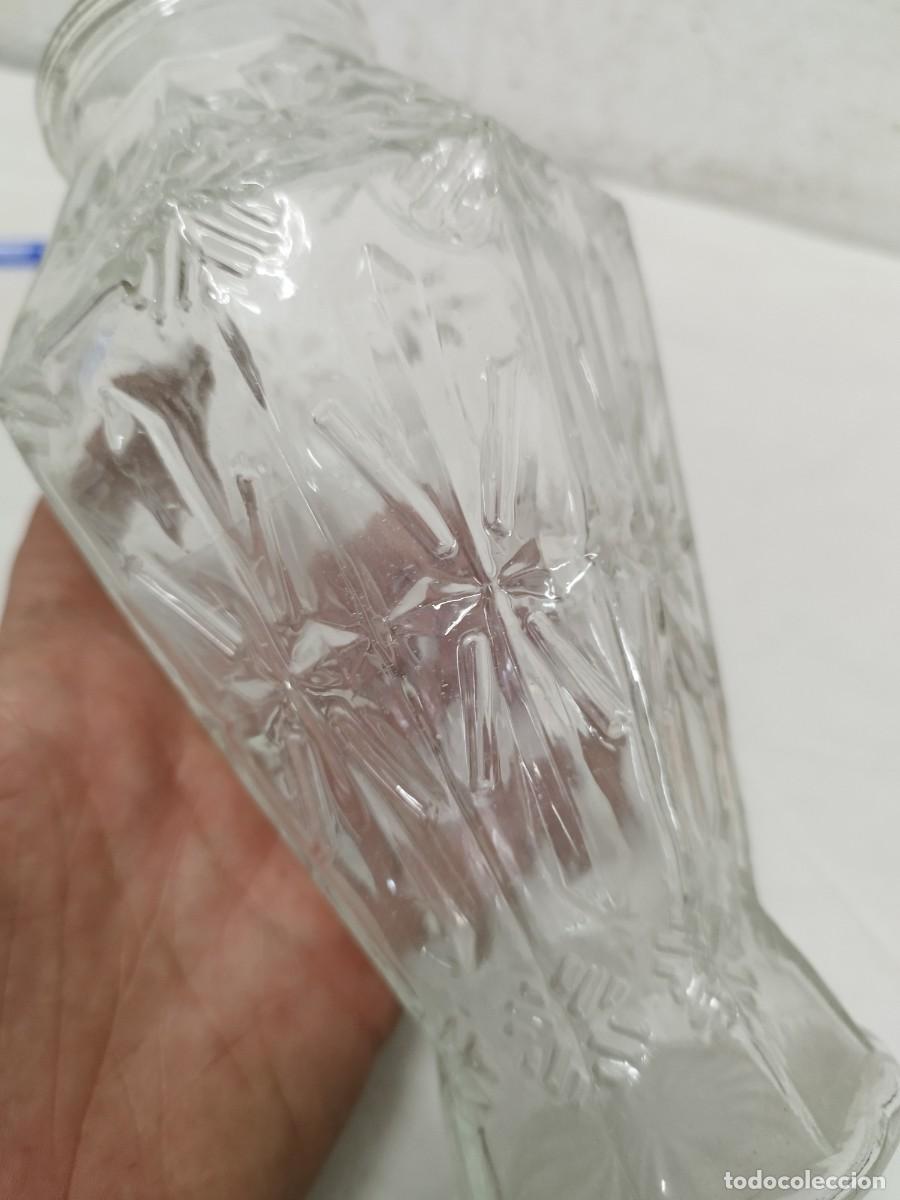 Antig&uuml;edades: Antiguo jarr&oacute;n de cristal trabajado. - Foto 3