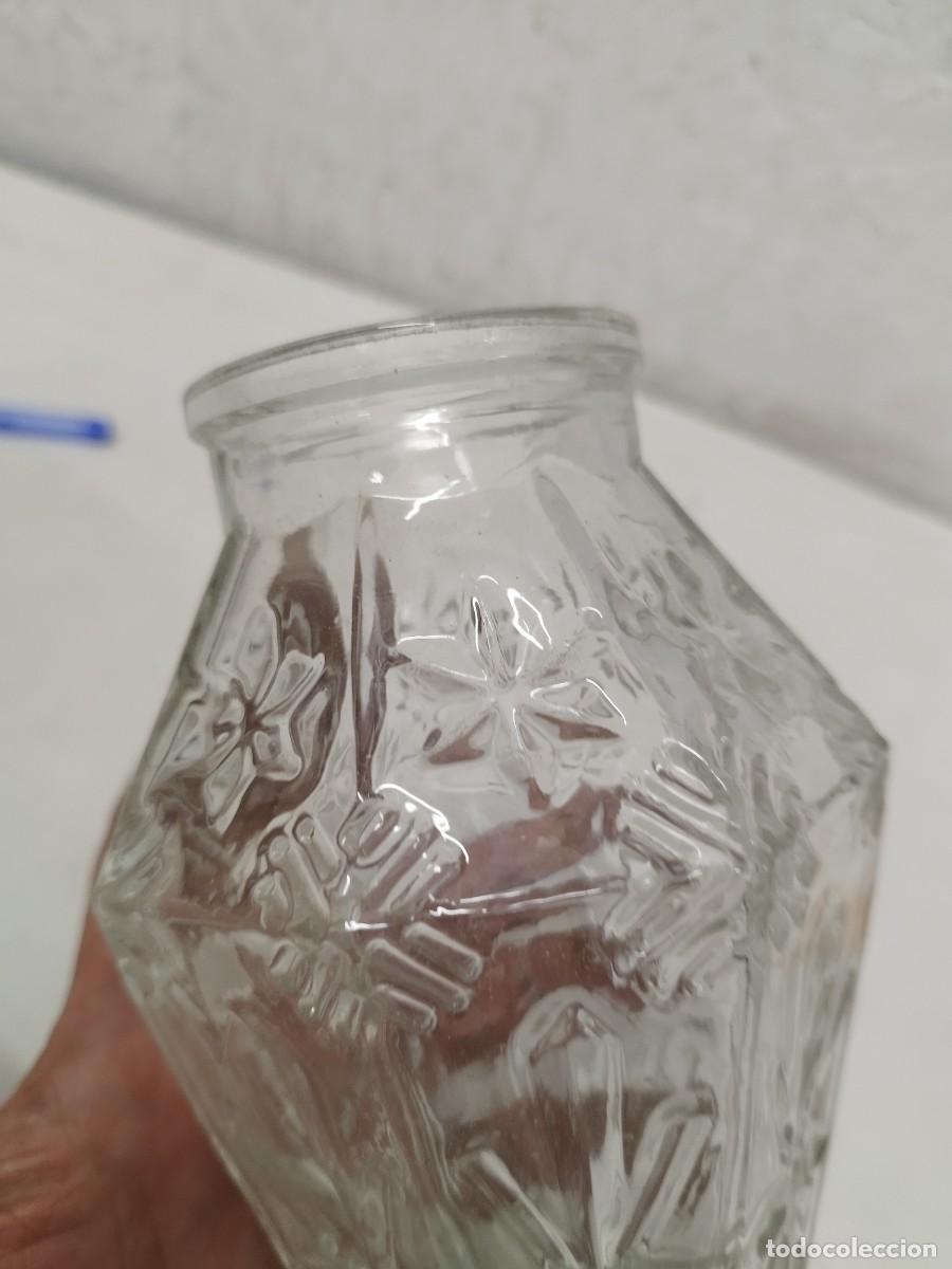 Antig&uuml;edades: Antiguo jarr&oacute;n de cristal trabajado. - Foto 4