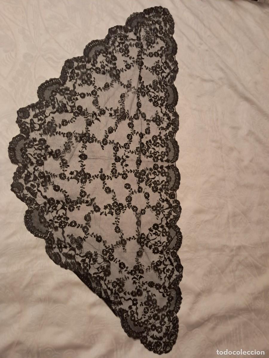 Antig&uuml;edades: Mantilla triangular antigua de encaje negro - Foto 1