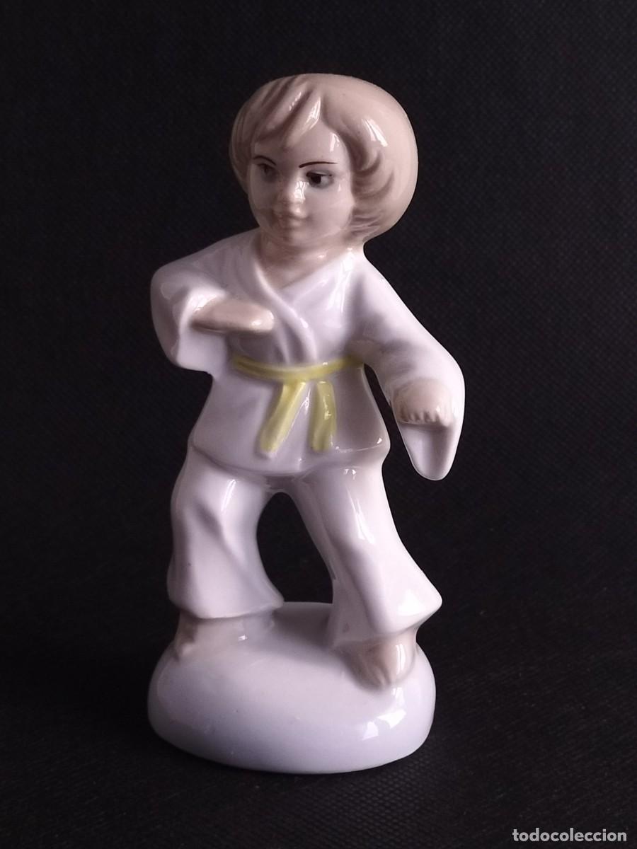 Antig&uuml;edades: FIGURA DE NI&Ntilde;O PRACTICANDO ARTES MARCIALES. PORCELANA.