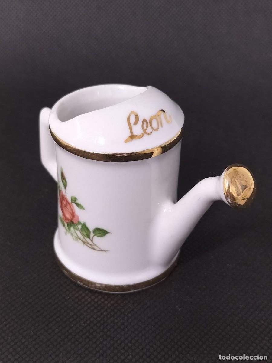Antig&uuml;edades: REGADERA DE PORCELANA. LE&Oacute;N. - Foto 1